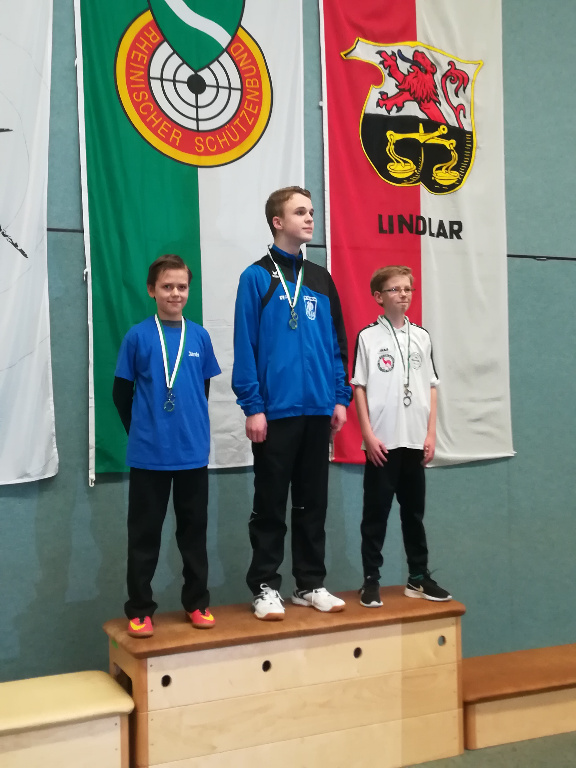 Landesmeister Niklas Makowski (Mitte)